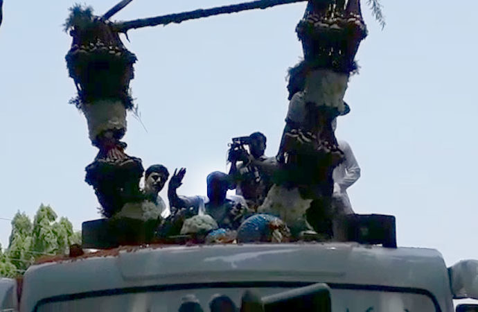 ಸಿಎಂ ಕುಮಾರಸ್ವಾಮಿಗೆ 370ಕೆಜಿ ತೂಕದ ಒಣದ್ರಾಕ್ಷಿ ಹಾರ