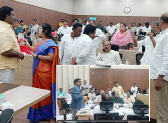 గుంటూరు మున్సిపల్‌ కౌన్సిల్‌ సమావేశం రసాభాస – ఉద్యోగుల ధర్నా