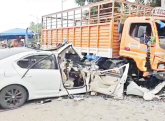 డీసీఎంను ఢీకొట్టిన కారు – ముగ్గురు మృతి