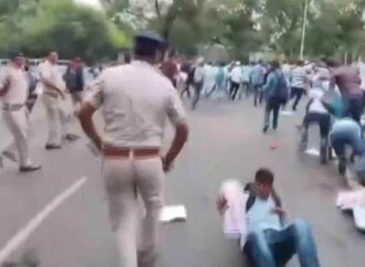 సీఎం నివాసం దగ్గర పోలీసుల లాఠీచార్జి