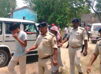 సస్పెండ్ అయిన పోలీసు ఇంట్లో భారీగా ఆయుధాలు