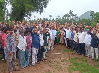న్యాయం చేయాలని ఉడా రైతుల నిరసన