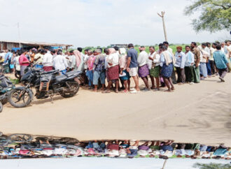 వందల్లో రైతులు.. యూరియా 400 బస్తాలు