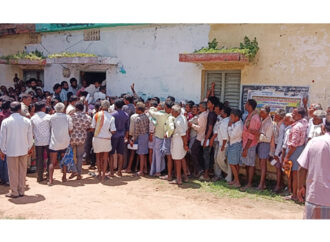 తరగని యూరియా బారులు..